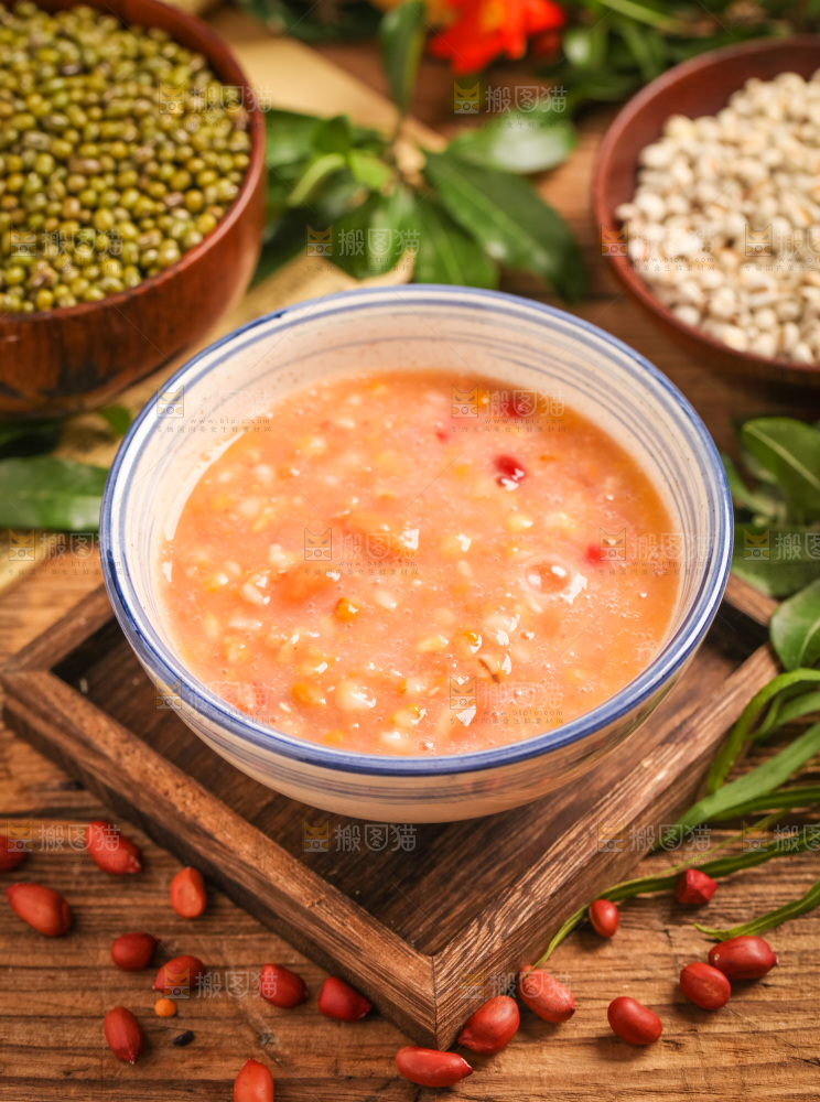 木底上放着一碗八宝粥