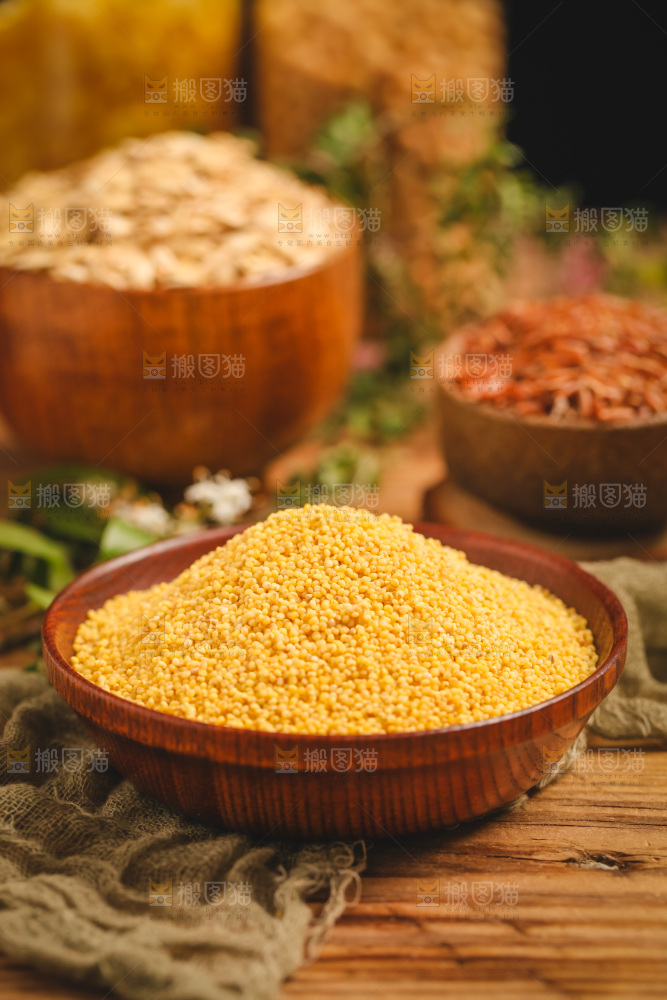 盘子里装着小米