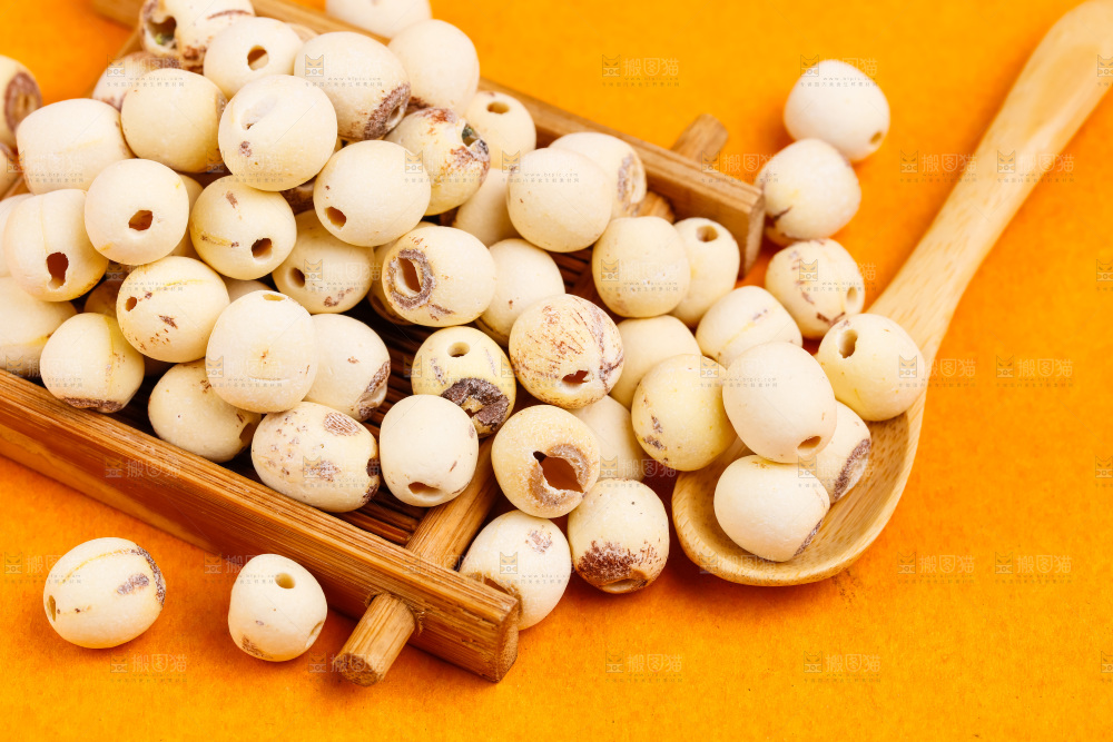 浅底上放着白莲子