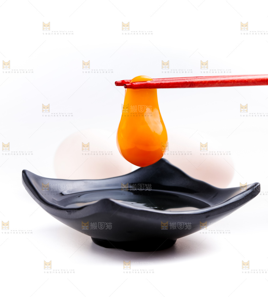 筷子夹着新鲜土鸡蛋