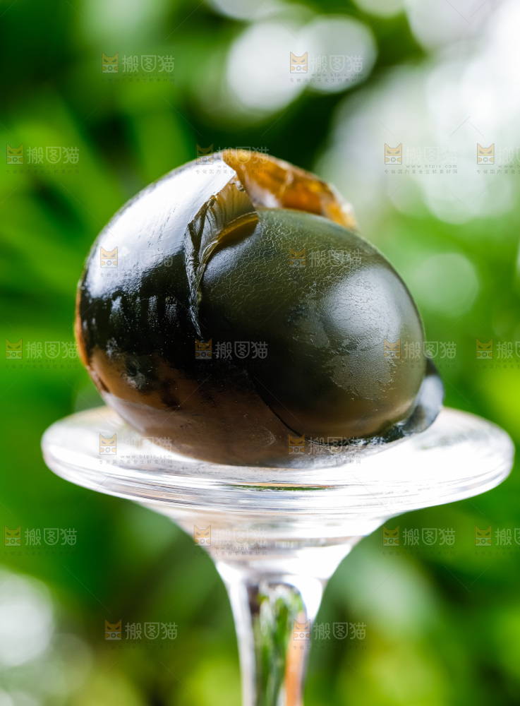 玻璃杯上放着皮鸭蛋