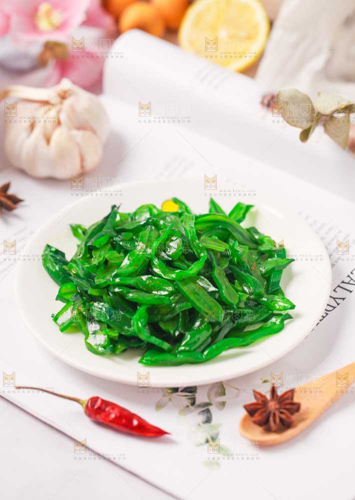 浅底上放着一盘海白菜