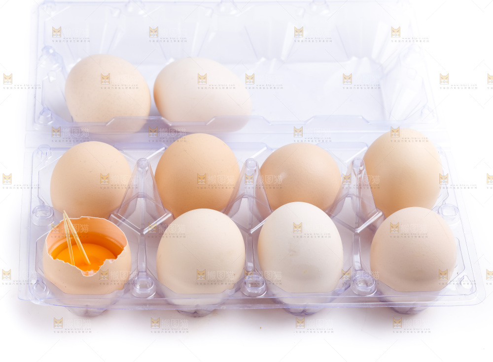 白底上放着散养鸡蛋
