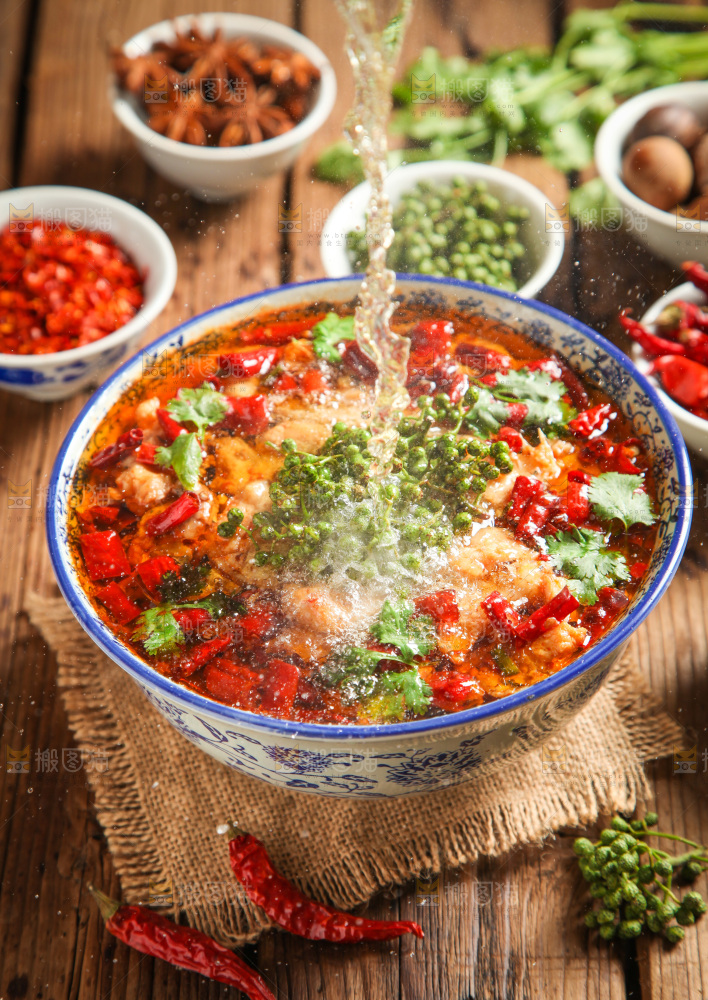 汤碗里装着水煮肉片
