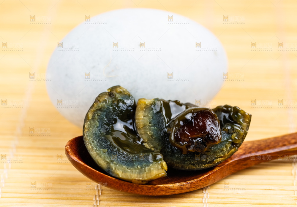 木底上摆放着皮鸭蛋
