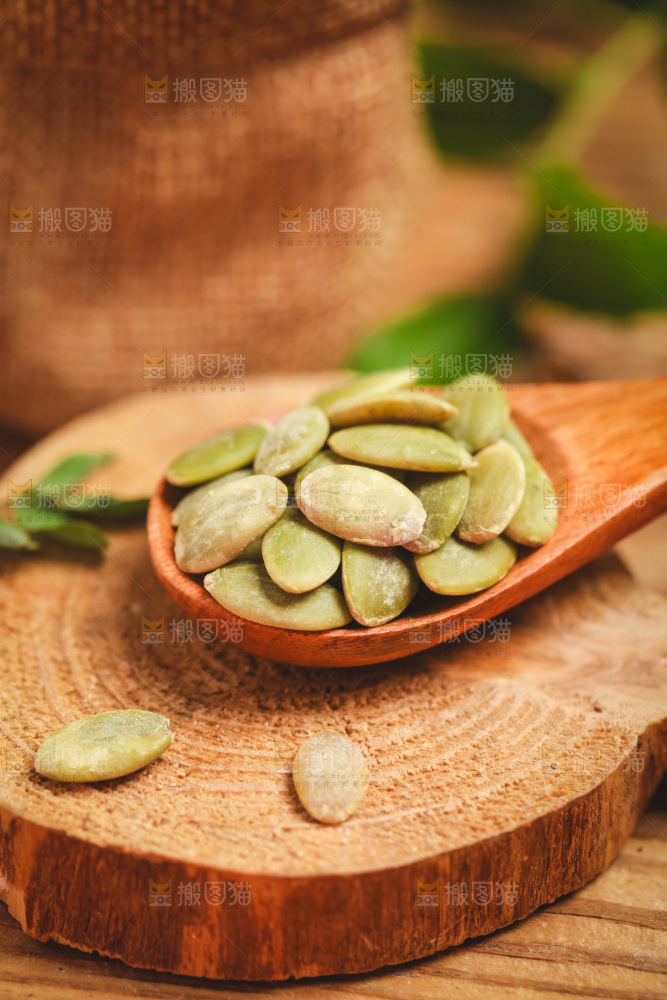 木板上放着一勺南瓜子仁
