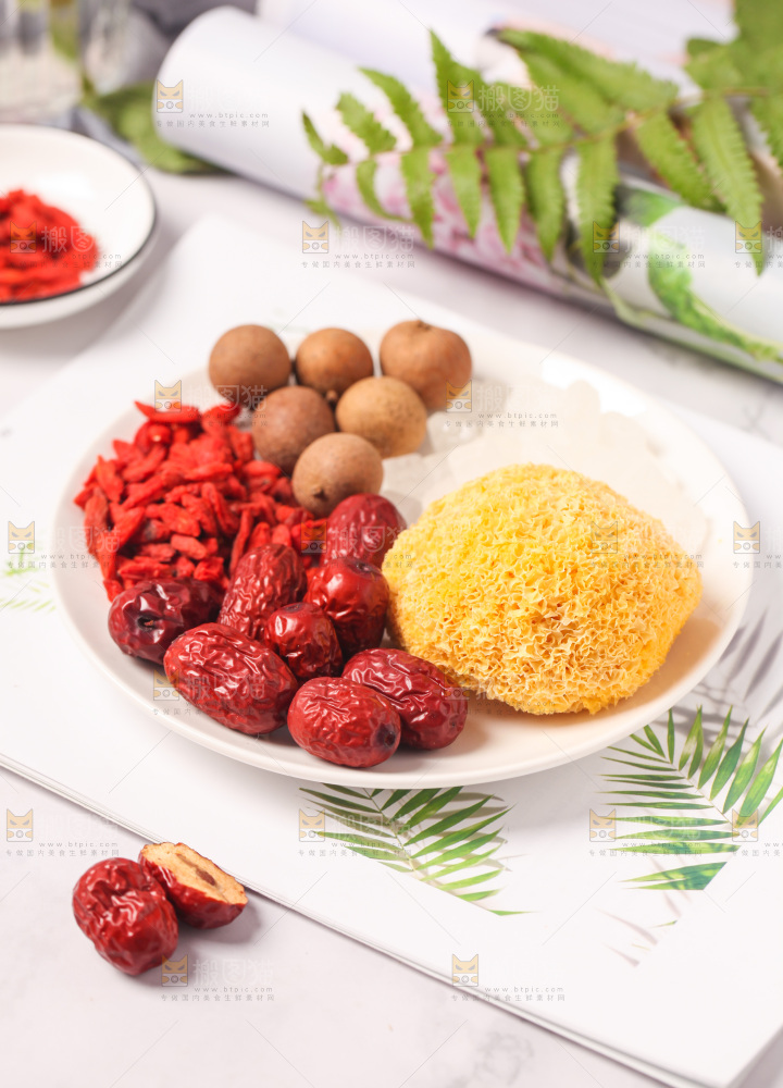 一盘糖水食材放在浅底上