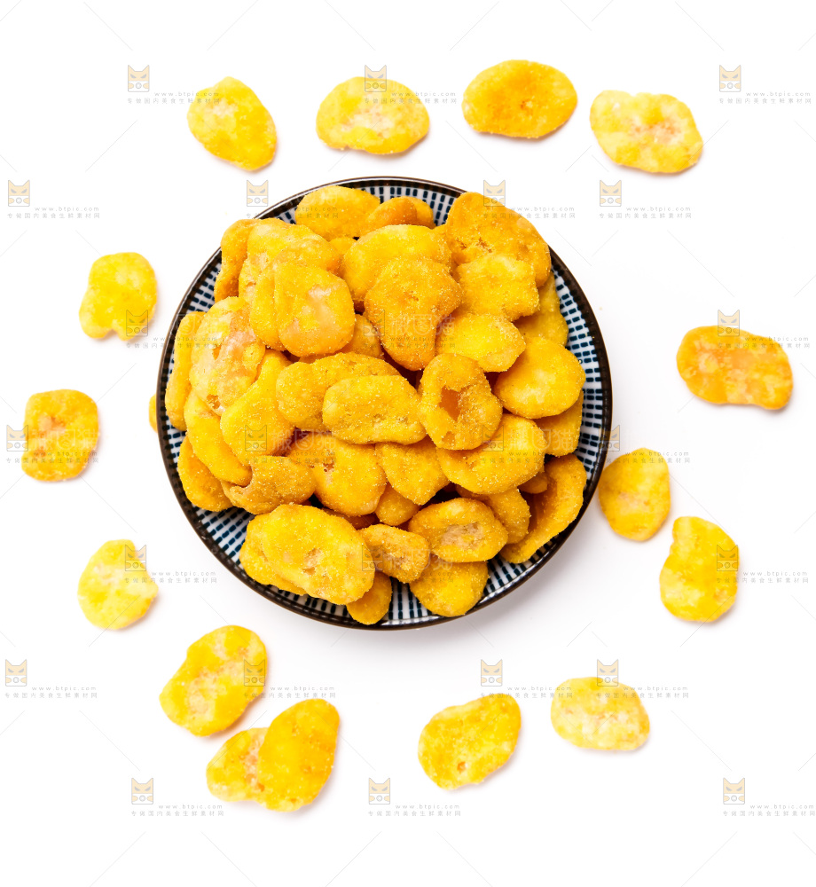 盘子里装着蟹黄蚕豆