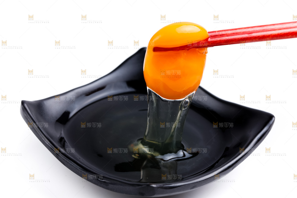 筷子夹着新鲜土鸡蛋