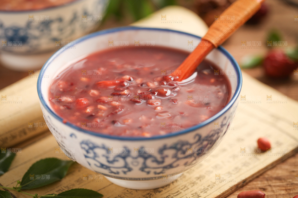 木底上放着一碗八宝粥