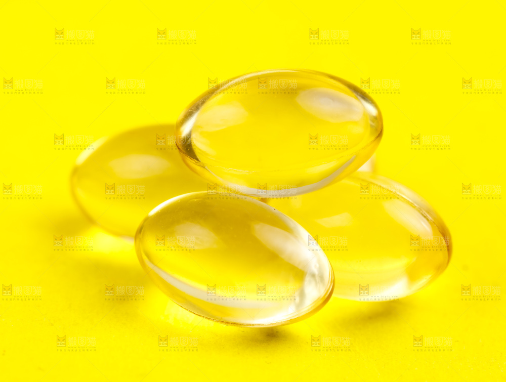 浅底上的鱼油胶囊