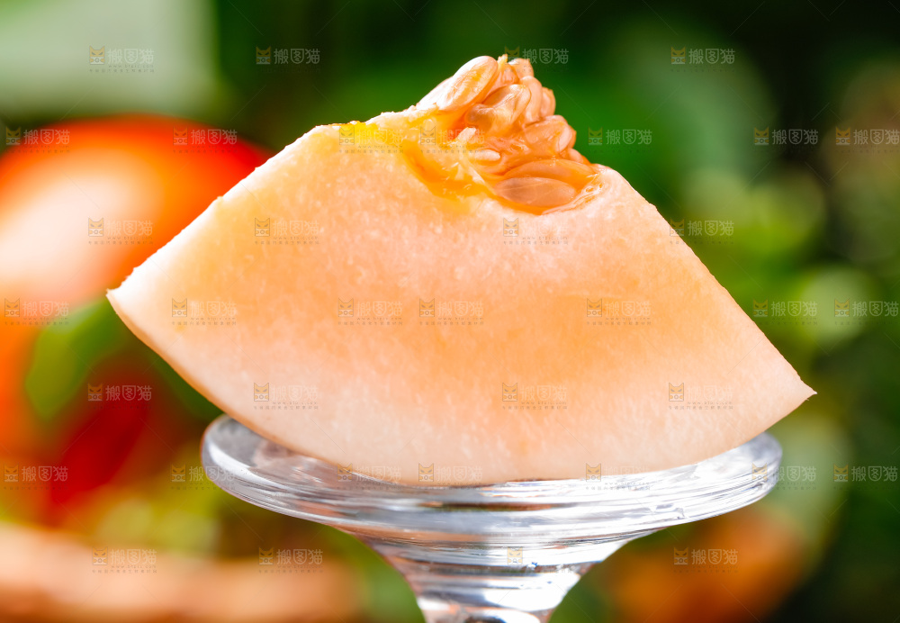 浅底上放着新鲜蜜瓜