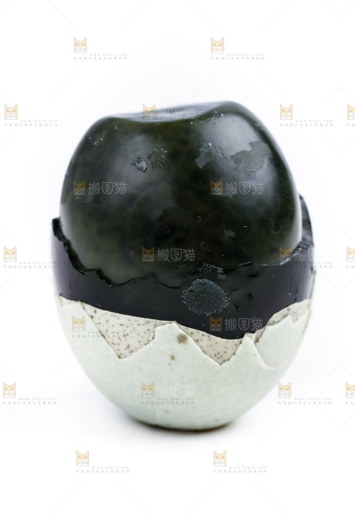 白底上放着新鲜松花皮蛋