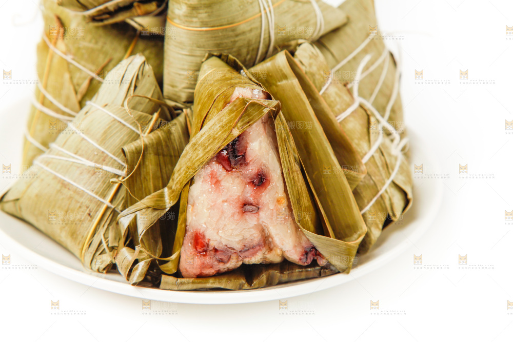 白底上放着一盘八宝粽