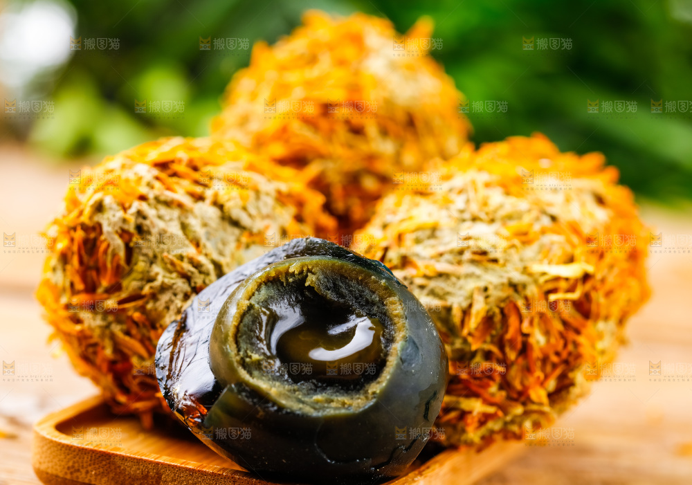 盘子里装着皮蛋