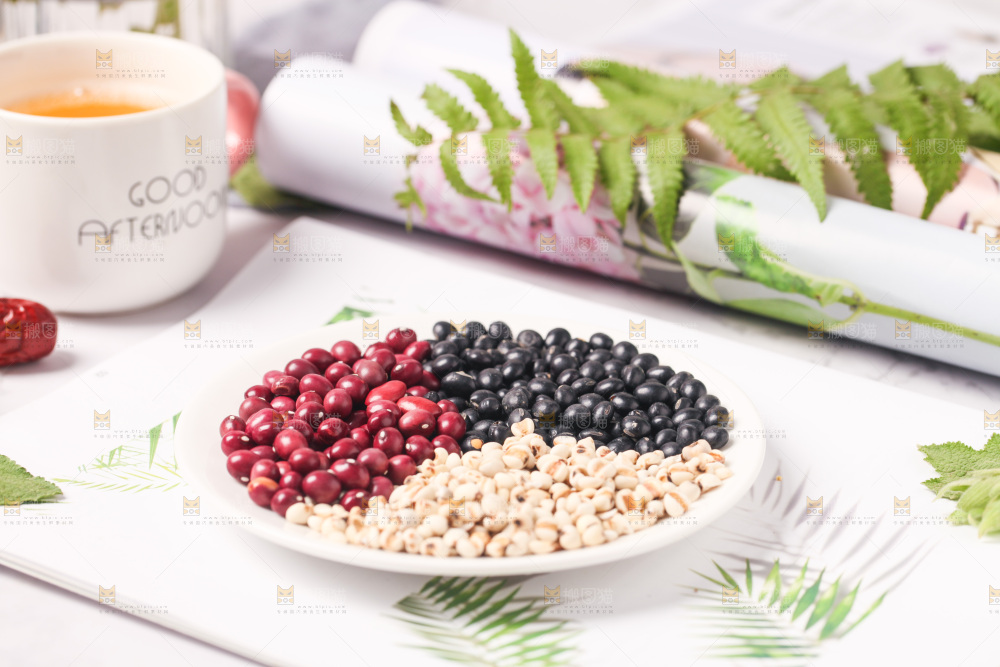 浅底上放着一盘五谷组合