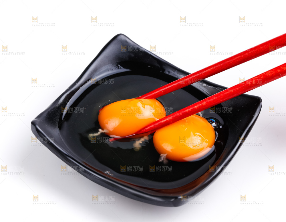 筷子夹着新鲜土鸡蛋