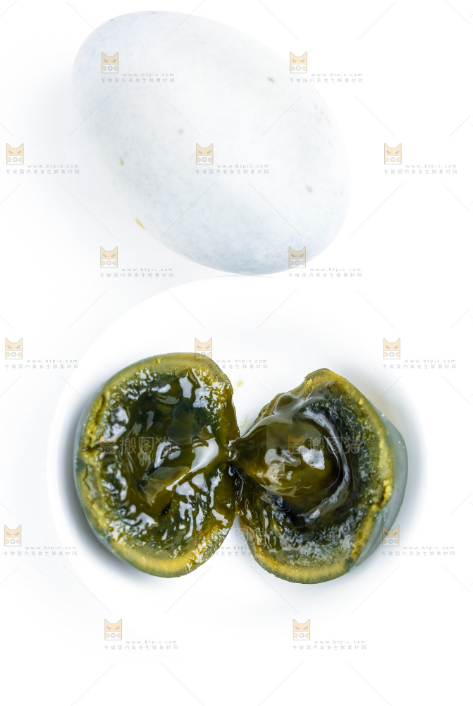 浅底上摆放着松花蛋