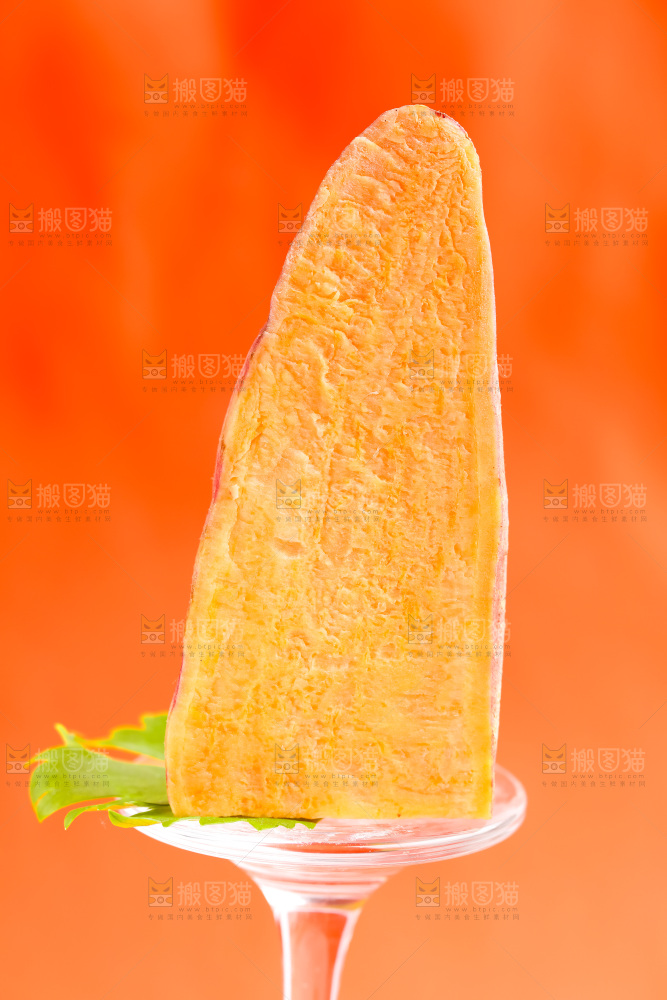 玻璃杯上放着红薯