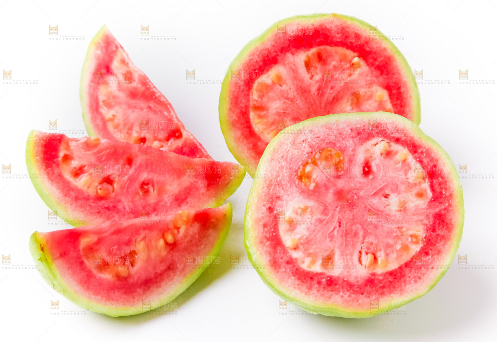 浅底上摆放着新鲜红心芭乐