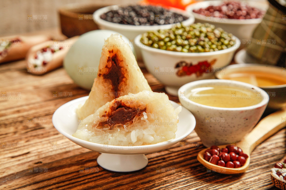 木底上放着粽子和粽子食材