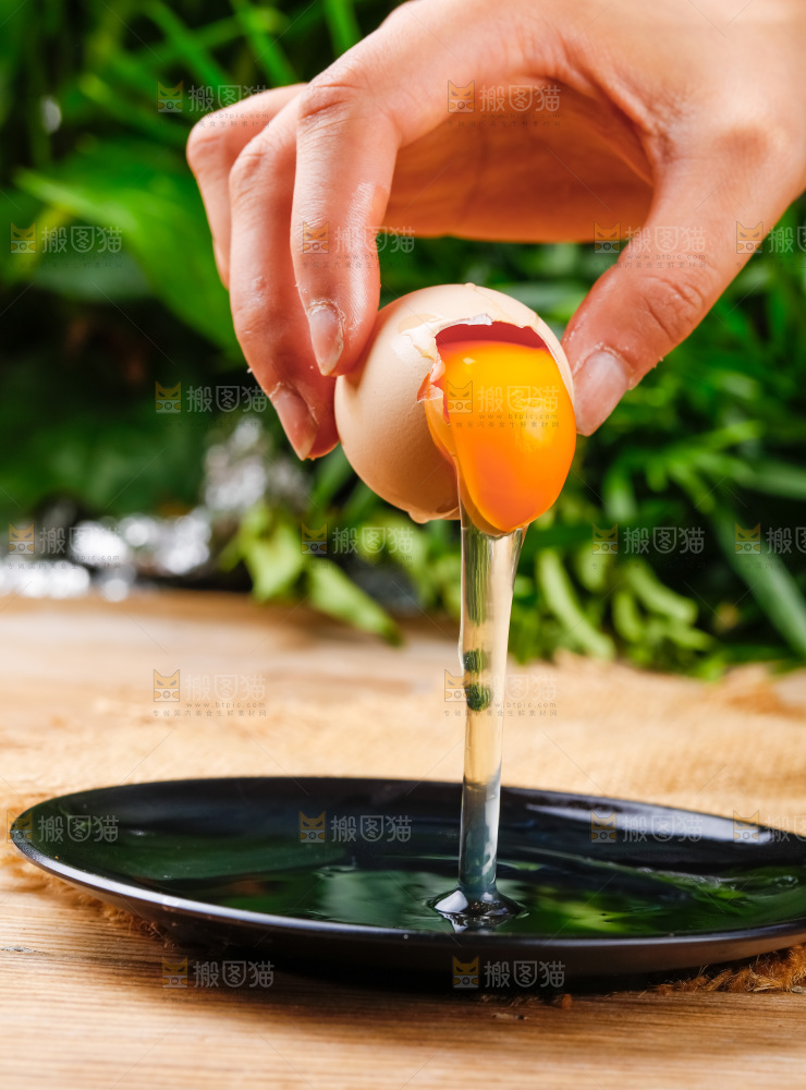手拿新鲜土鸡蛋