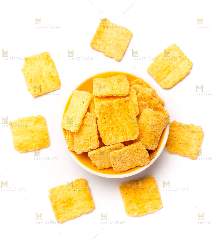 盘子上放着锅巴