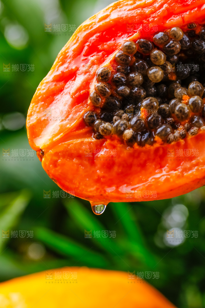 手里拿着牛奶木瓜