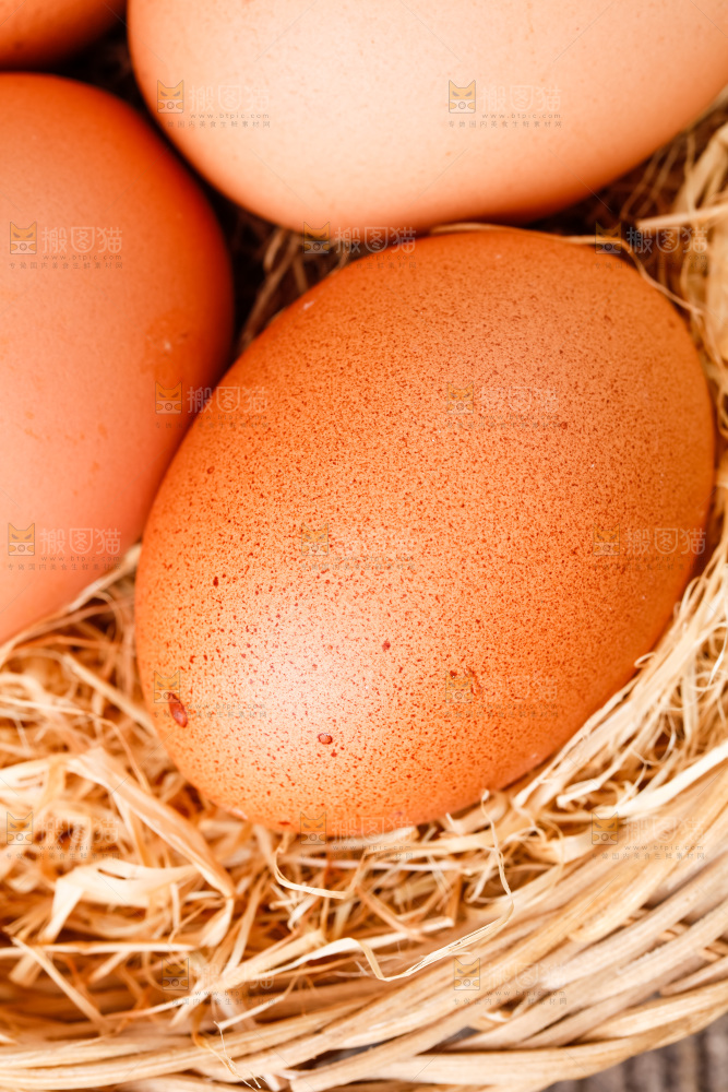 新鲜柴鸡蛋放在木底上