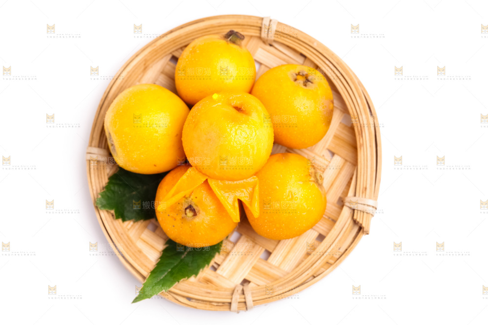 篮子里装着新鲜枇杷