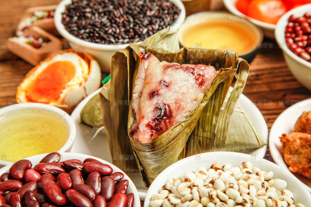 粽子和粽子食材放在木底上