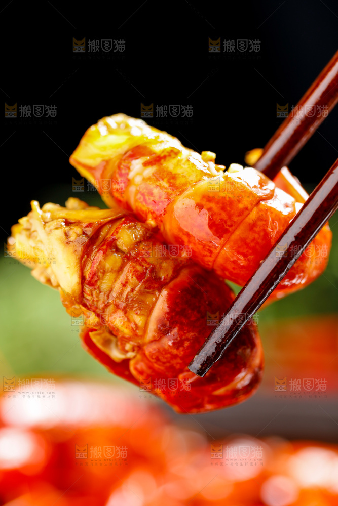 筷子夹着龙虾尾