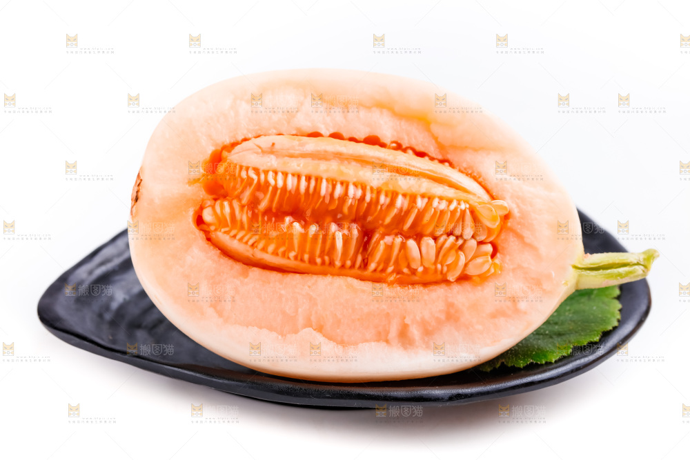 白底上放着一盘新鲜东方蜜瓜