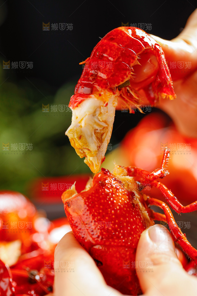 手里拿着小龙虾