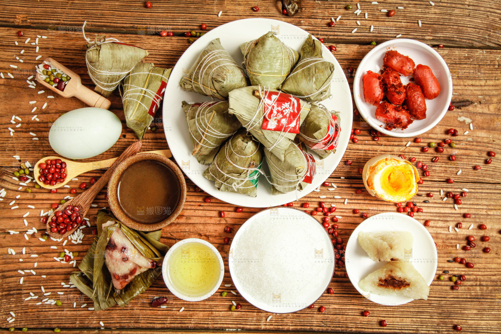 粽子和粽子食材放在木底上