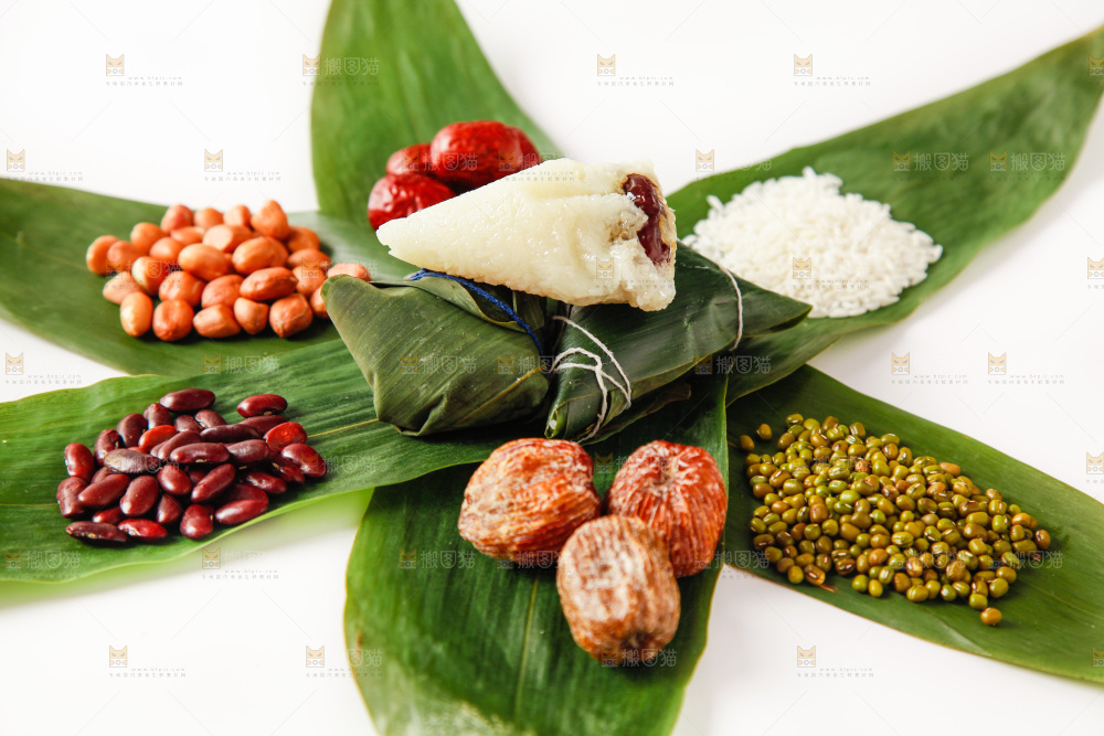 粽子和粽子食材放在白底上
