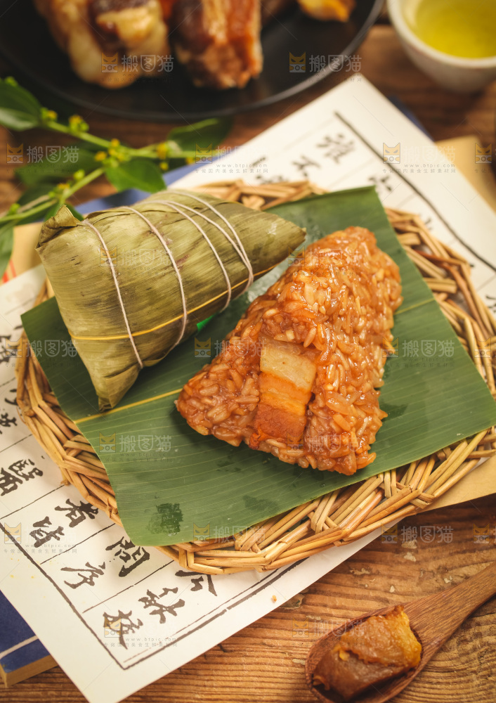 绿叶上放着肉粽