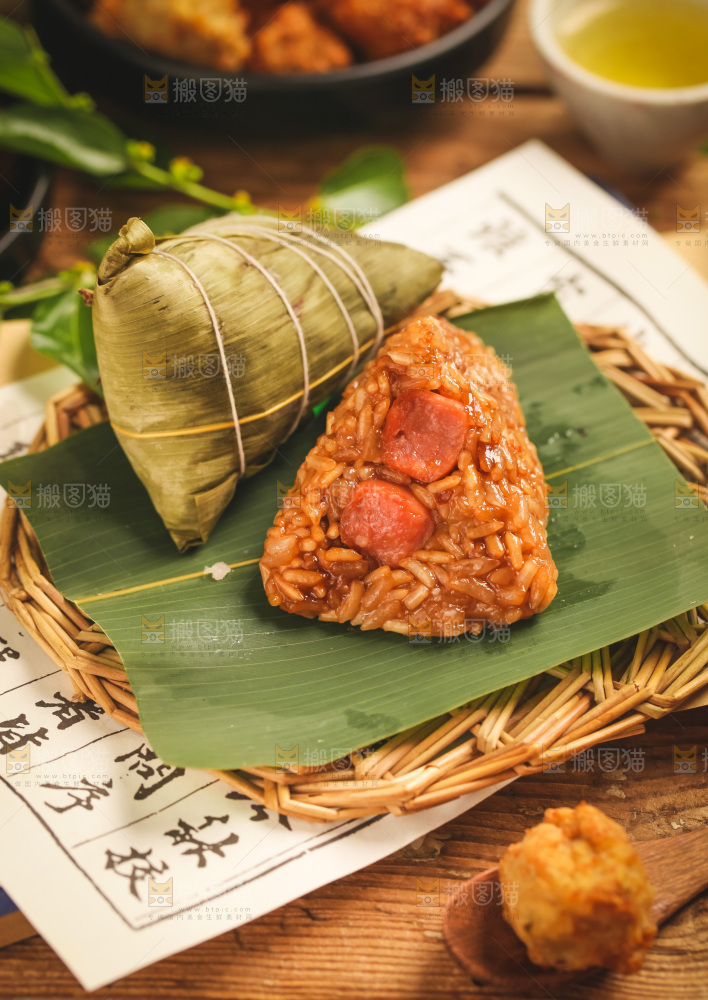 绿叶上放着肉粽