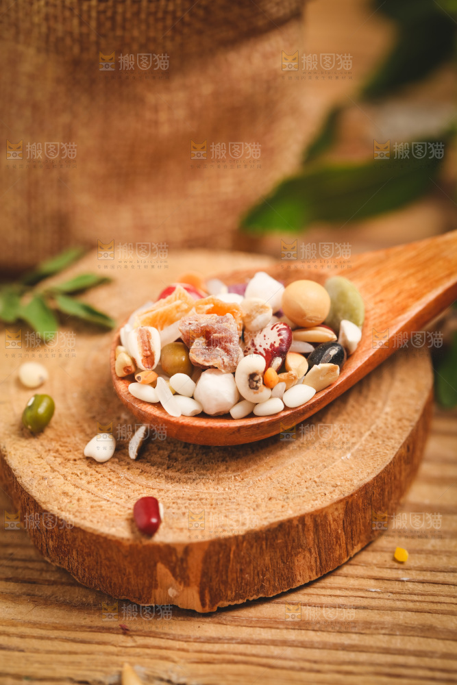 勺子里放着八宝粥食材