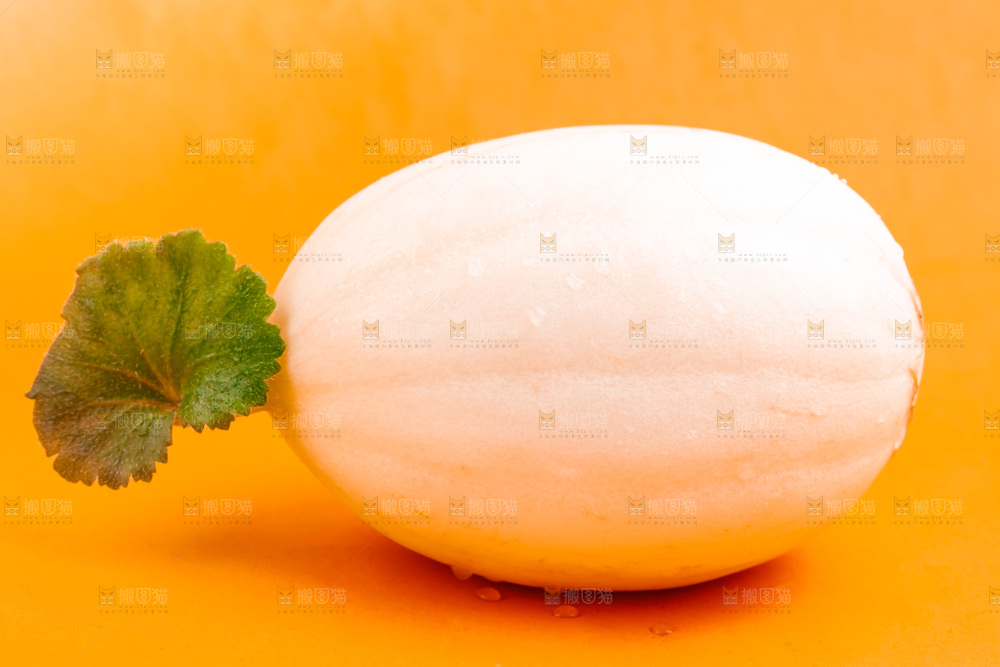 浅底上放着新鲜东方蜜瓜