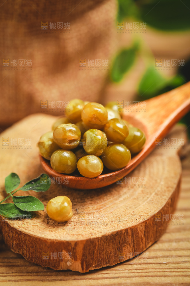 木板上放着一勺豌豆