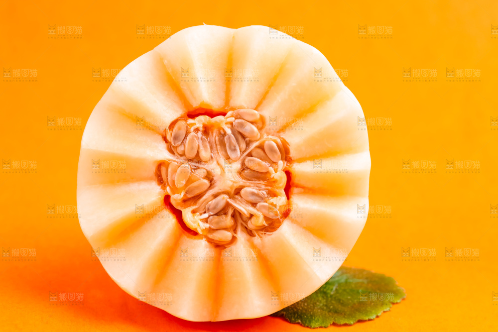 浅底上放着新鲜东方蜜瓜