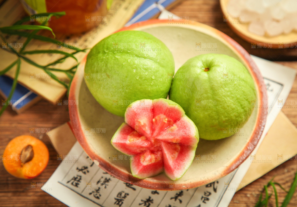 碟子里装着红心芭乐