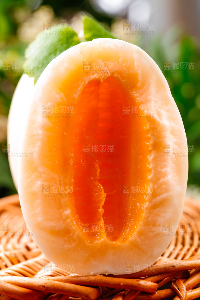 东方蜜瓜切块放在竹筐上