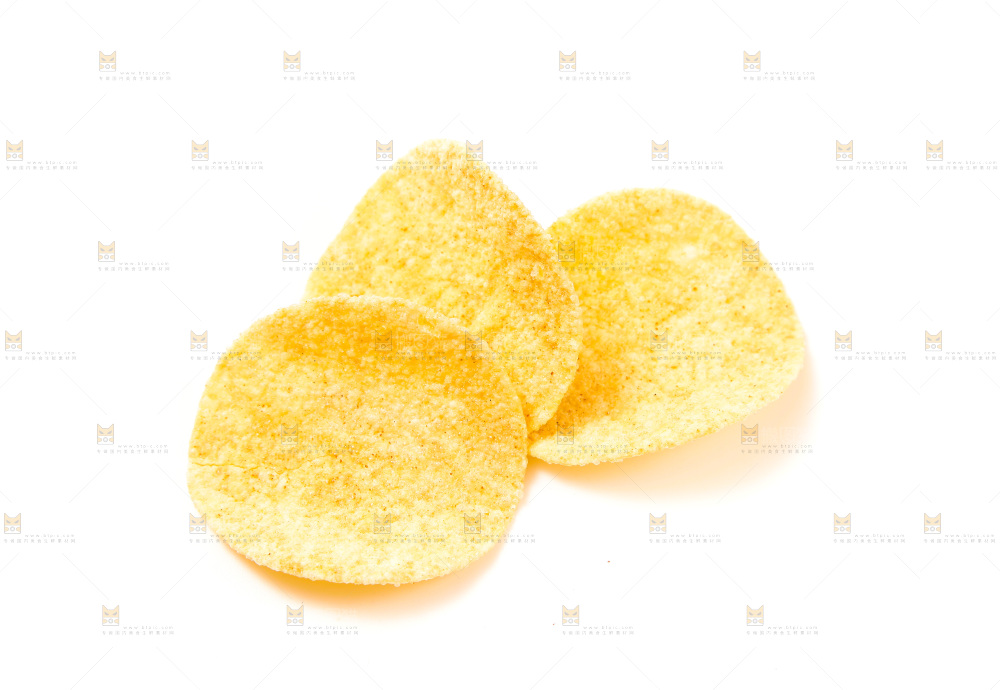白底上的薯片