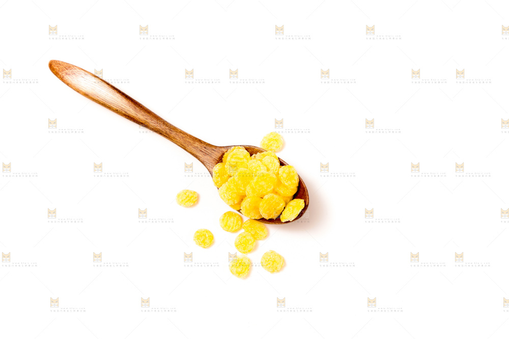 白底上放着玉米片