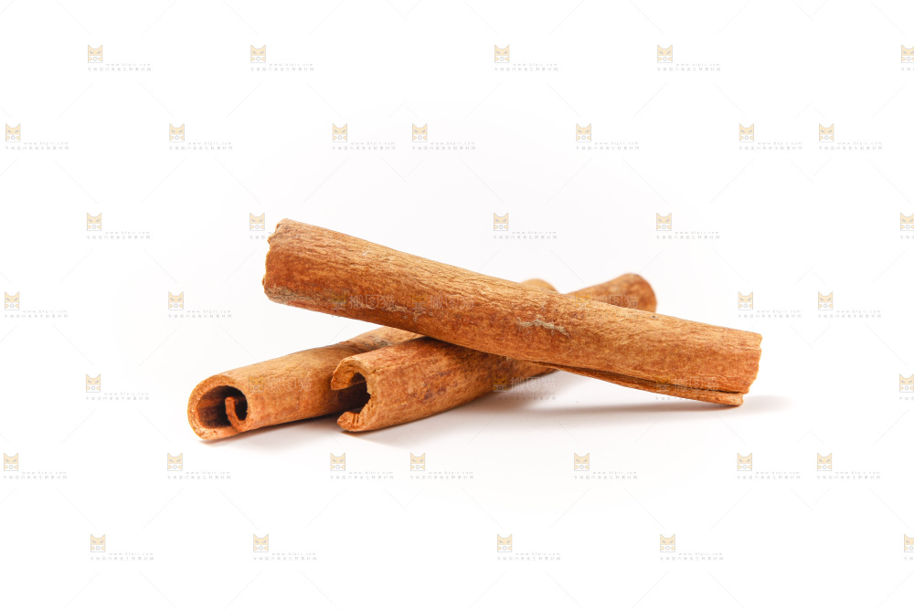 白底上的桂皮