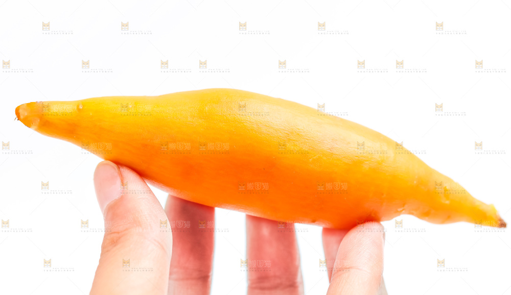 手里拿着红薯