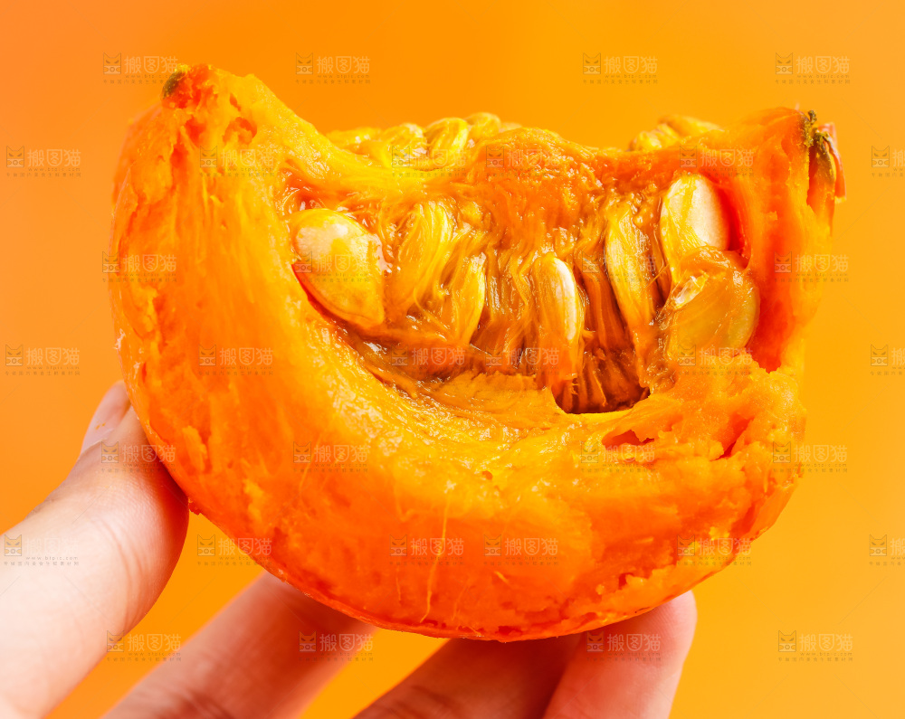 手里拿着南瓜