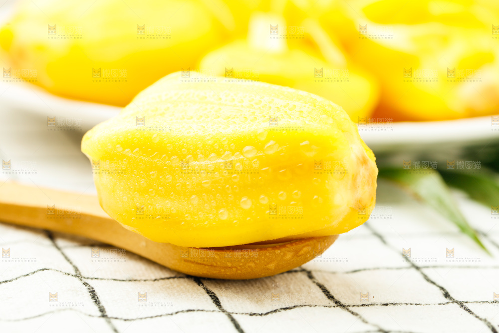 勺子里的黄肉菠萝蜜